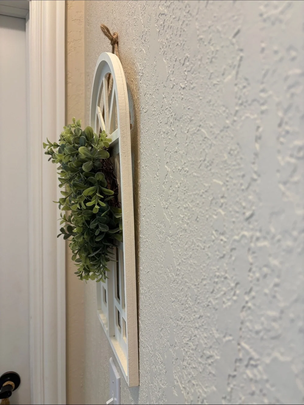 Faux Boxwood Holiday Wreath in Green on Decorative Panel